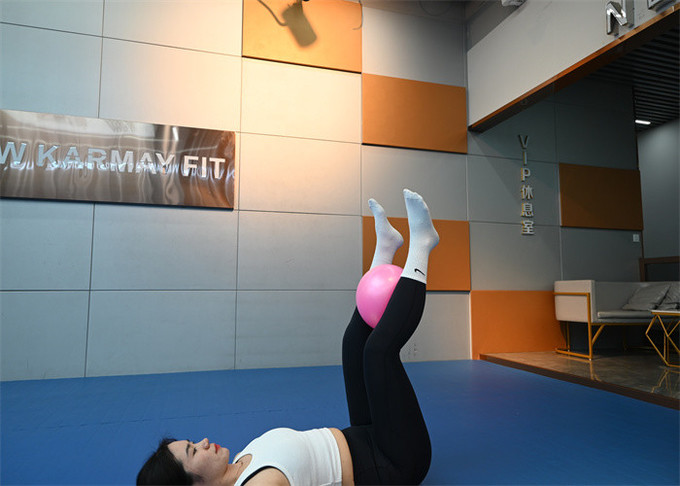 Aktueller Firmenfall über Wie man einen weichen Pilatesball benutzt