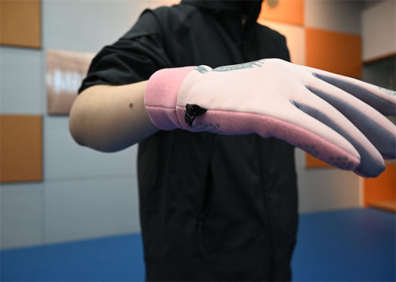 Full-finger thermal gloves are windproof and touchscreen-compatible, ideal for workouts in cold weather.