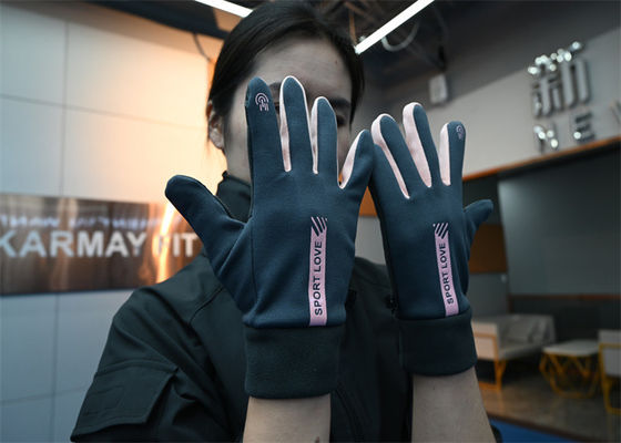 Full-finger thermal gloves are windproof and touchscreen-compatible, ideal for workouts in cold weather.