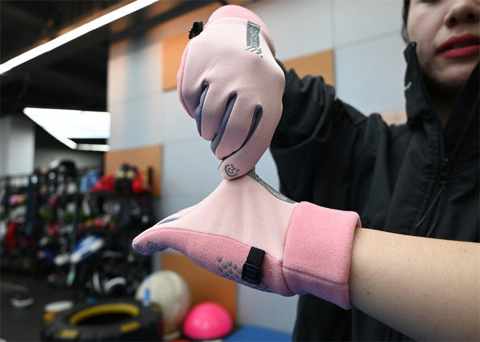 Full-finger thermal gloves are windproof and touchscreen-compatible, ideal for workouts in cold weather.